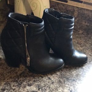 Aldo ankle boots the zipper is gold! 3 inch heel